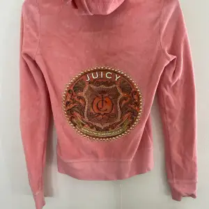 Snygg rosa juicy hoodie med stort tryck på ryggen. Trycket är lite slitet  Skriv vid frågor💘💘🫶