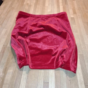 Kjol  - Kjol i storlek 38. Inga defekter.