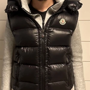 Moncler väst - Säljer den då den ej används, Nyskick nästan aldrig använd. Storlek S/XS. NFC scan, tag scan och tags inuti västen