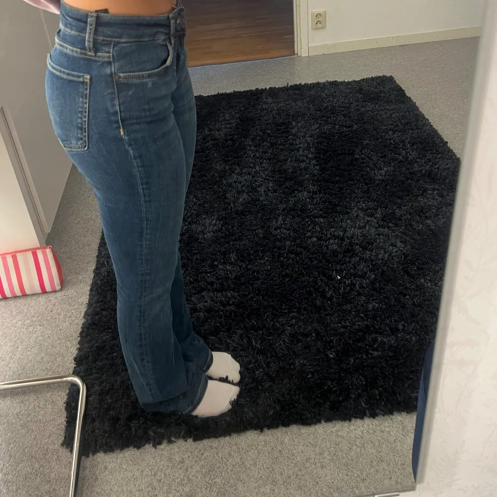 Ett par supersköna snygga lowwaist bootcutjeans från Zara. Aldrig använda därav säljer jag dessa & de är i superfint skick💕💕. Jeans & Byxor.