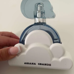 Parfym  - På andra bilden ser man hur mycket de kvar🥰