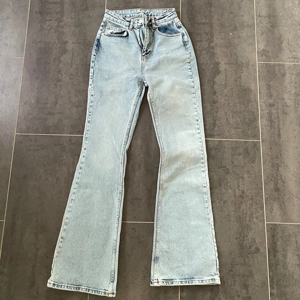 jättefina bootcut jeans från shein. aldrig använda, endast testade. nypris 279kr. Farkut & Housut.