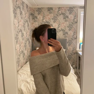 Off shoulder tröja  - Hejsan! Nu säljer jag min jätte fina off shoulder tröja från h&m. Jätte fin och mysig till hösten/vintern. Köpte den i höstas men säljer den för att jag vill köpa en ny i en annan färg🫶🏼