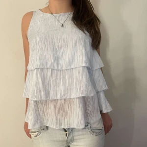 Volangblus!! - Fin volangblus i ljusblå färg är i strl S men passar både xs och M!💕💕 Säljer en likadan i vit också!