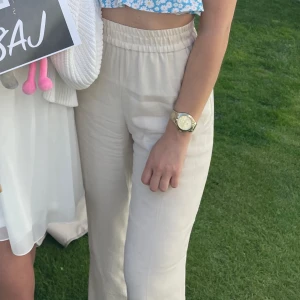 Beiga byxor  - Påminner om linnebyxor, tunna sköna med resår i midjan. 