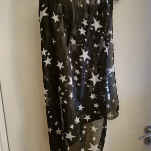 Sjal med stjärnor  - Knappt använd, ca 150x50cm stor, i nåt skirt, genomskinligt tyg