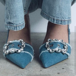 Klackar - Snyggaste klackarna i perfekt höjd, aldrig använda, tappad en av dom små Stenarna tyvärr men syns inte då metallen är så glansig under💞passar dig som är 38