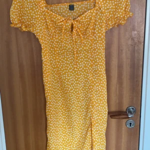 Sjukt söt sommarklänning - Gul blommig sommarklänning med slits. Knappt använd, storlek M men passar också för er som har stl S💗