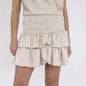 Säljer nu snyggaste kjolen från bro noir, nypris ca 500kr💕säljer för halva priset🫶endast testad så i princip ny köpt för nån månad sen!
