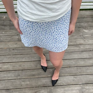 Blommig kjol - Minikjol med små blommor