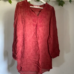 Röd tunika  - Röd tunika med broderade detaljer i nyskick. Säljer då den inte är min stil längre. Köparen står för frakt 