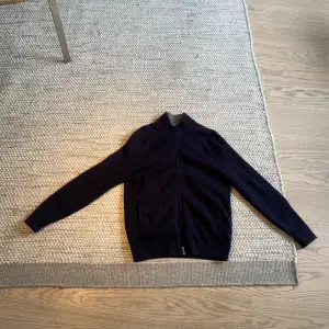 Mörkblå Massimo Dutti tröja i bra skick Storlek: L, men funkar bra på M 