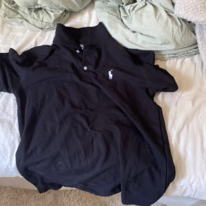 Ralph lauren piké  - S, skick 9/10, aldrig använd har ba provat den men den var för stor, den är i typ strlk m men passar även L, kan posta eller mötas upp( beror på vart) mvh☺️ kan också tradea nånting mot min Ralph lauren piké 😉