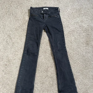 Jeans - Säljer mina sååå fina jeans med dragkedjor där framme pga dem är för små för mig, jättecoola