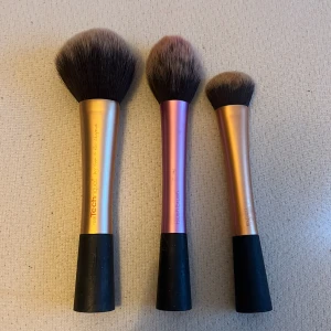 Sminkborstar  - Real techniques borstar. 1 puderborste, en blush borste och till sist en fondation/concealer/bronzer borste. Säljer då de inte kommer till användning. Kommer självklart att rengöra 💗