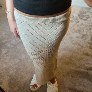 Virkad lång kjol  - Så himla fin virkad lång kjol från Ginatricot,  as snygg till sommaren💕 passar mig med storlek s vanligtvis men den  har stretch i midjan så passar säkert M också💕skriv för frågor och fler bilder!🫶🏻💕