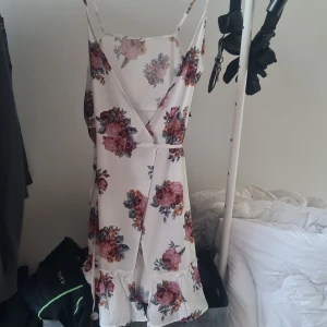 Klänning - En otroligt fin omlott klänning som här helt ny, lappen hänger kvar. Dock så är den lite stor i bysten för mig. Men har svalkade material och är verkligen super fin. Kan skicka bild hur den sitter på vid förfrågan.   Köparen står för frakten 