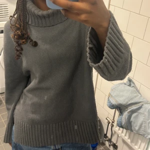 Stickad tröja - Säljer en snygg stickad tröja med krage från H&m! Passar så bra till sena sommarkvällar!!🩶🩶 storlek S men passar S/M!!