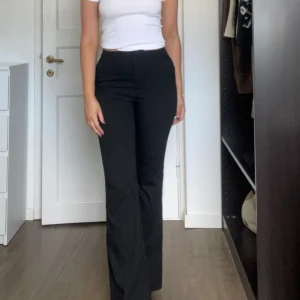 Flare kostymbyxor ifrån hm stl 32 - Kostymbyxor ifrån hm stl 32💗