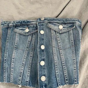 Jeans topp - Säljer en fin jeans topp som jag har använt 3 gånger men den är som ny.