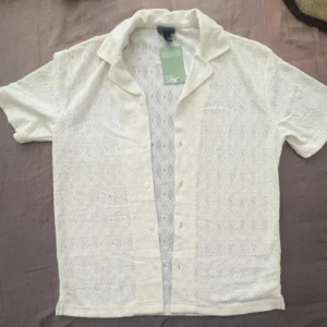 Sommar Skjorta  - Skjorta från H&M som jag säljer eftersom den va lite för stor. Endast testad, tagen är kvar på. 