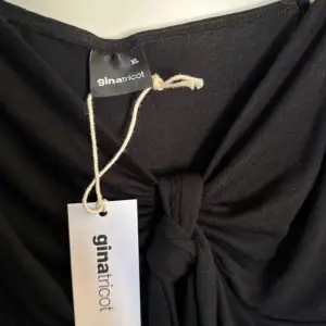Snyggt trendigt linne från Gina tricot! Storlek XL!  ALDRIG använt, helt nytt. Köpte fel storlek därav säljer, original pris 259kr säljs för 220! Men pris kan diskuteras!