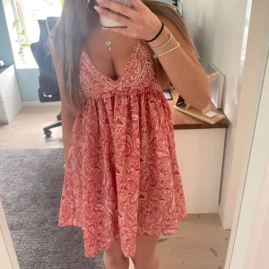 Zara klänning - Jättefin klänning från zara som tyvärr inte kommer till användning längre💕