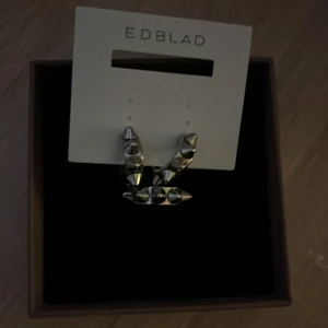 Edblad ring+örhängen - Kan säljas separat, priset diskuteras tillsammans vid separat köp. Pris för båda sammanlagt ligger på 175. Ringen är i storlek: 16.00 så skulle gissa på XS/XXS. Vid köp av en av produkterna kommer vi överens om pris. Tack på förhand!