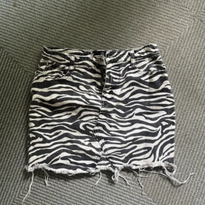 Zebra jeanskjol  - Sueprcool lågmidjade jeanskjol ifrån zara 