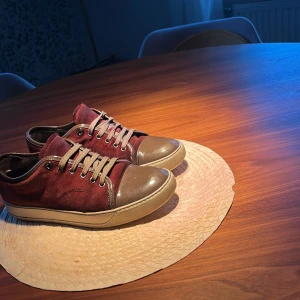 Lanvin - Tjena! Säljer nu mina sjukt feta lanvins för har tröttnat. De är 8/10 skick o ingår bara dustbag o snören. Är intresserad av byte me loubs när Gbg trakten hör av er vid mer frågor eller bilder😍