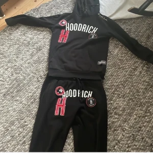Hoodrich byxor  - Hej säljer byxorna som e skit fina har haft på mig några gånger kan vara ett litet yack vet it men annars perfekta skit fina för mer information kontakta mig😊
