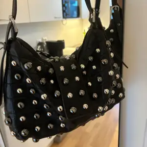 Väska med ”nitar” från Zara