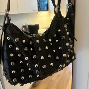 Zara Väska - Väska med ”nitar” från Zara