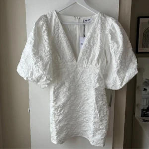 Vit sommarklänning  - Jättefin sommarklänning till student, midsommar elr fest. Skulle haft som studentklänning men hittade en annan lappen sitter kvar och den är bara provad