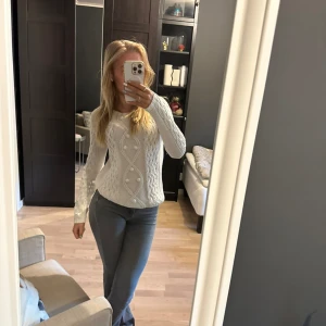 Stickad tröja  - Superfin stickad vit tröja i jättebra skick.  Den är från Gina tricot i storlek XS