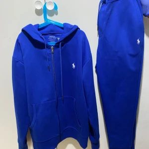 Polo Ralph lauren tracksuit  - En fet polo tracksuit som är passar tvär bra med sommarvädret. Skick 9/10. Det är bara att skriva vid funderingar eller liknande