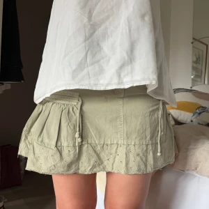 Ljusgrön jeanskjol med volang - Strl M, true to size. Så söt med små broderier längst ned. 