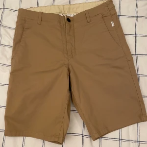 Shorts - Fett snygga beiga shorts som är perfekta för sommaren i bra skick. Köpta på carlings för 500kr