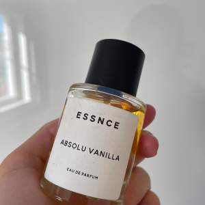 Essnce parfym i doft ”Absolu Vanilla”. Nästintill oanvänd (se bild). Säljs pga att jag har andra parfymer jag hellre använder. Har en mustig doft av bulle och vanilj.   Origal pris: 360 kr