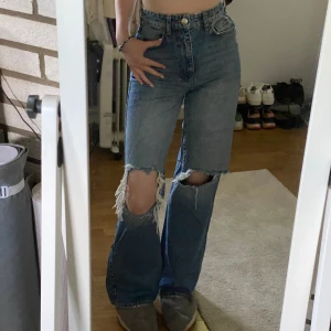 Breda jeans med hål - Mörkblå jeans med hål vid knäna. Nypris ligger på 500kr. De är i nyskick men säljs då de aldrig används längre. Köparen står för frakt 