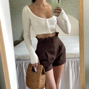 Högmidjade shorts från H&M med pleats framtill och så kallad paperbag waist, i härlig chokladbrun färg. Så sköna och snygga, passar XS-S. I princip oanvända.