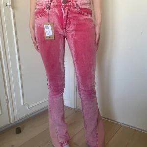 Rosa jeans med bootcut - Ett par rosa jeans med en härlig matchande ljusrosa bootcut💕🌸
