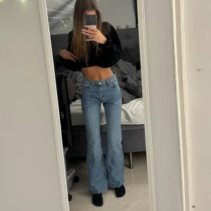 Jeans - Säljer mina jeans då jag inte använder dem. Från monki. Köptes för 599:-  Mitt pris 299:- Storlek 25 men skulle säga att det är XS. Vid frågor kontakta mig 🩷