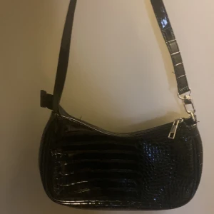 Jag säljer den här fina väskan då den inte kommer till nån användning, går och styla med allt -  bra skick 9/10 10kr frakt