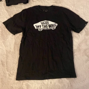 Vans T-shirt  - Vans tröja storlek XL i bra skick inte använd mycket, liten i storleken 