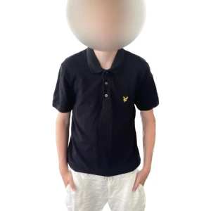 Svart Lyle & Scott piké - Svart Lyle & Scott piké i storlek M. Använd ett fåtal gånger. Perfekt till sommaren! Skicka ett meddelande vid frågor eller funderingar 🍾🔥☀️ #sommar #lylescott #stockholmstil #grisch