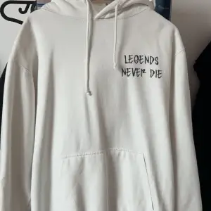 Tja, säljer en Juice Wrld hoodie som släpptes i dropp i samband med hans album Legends never die. Väldigt svår att få tag på. Strl M/S. Den här hoodien säljs på StockX för 225 dollar. Mitt pris 799