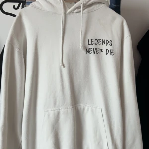 Juice wrld hoodie - Tja, säljer en Juice Wrld hoodie som släpptes i dropp i samband med hans album Legends never die. Väldigt svår att få tag på. Strl M/S. Den här hoodien säljs på StockX för 225 dollar. Mitt pris 799