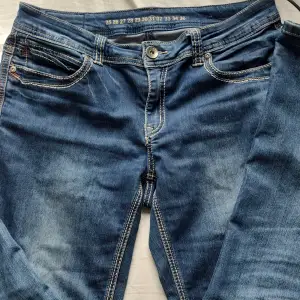 Riktigt snygga jeans. De är 80 cm i innerbenslängd man ser inte det på sista bilden! Kom gärna privat för fler bilder och mått! Det finns inget märke på dem!
