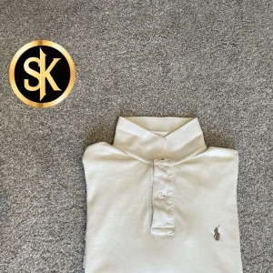 RALPH LAUREN PIKE  - Skön Ralph Lauren pike - Storlek M - färg vit/beige | Inga defekter förutom att storleks lappen vid kragen är borta | Nypris 1400kr - Mitt pris 600kr | Skriv vid minsta fundering 💬